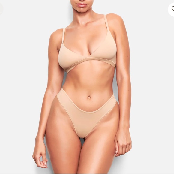 Skims Fits Everybody Triangle Bralette - Picture 2 of 8